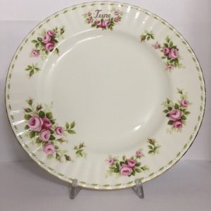 Piatto Piano Giugno Flower Of The Month di Royal Albert