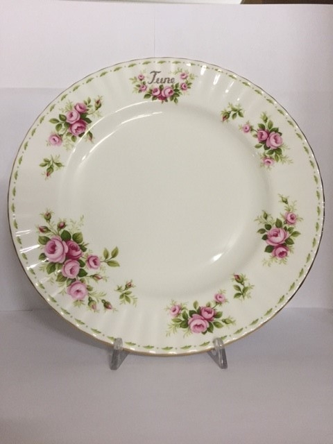 Piatto Piano Giugno Flower Of The Month di Royal Albert