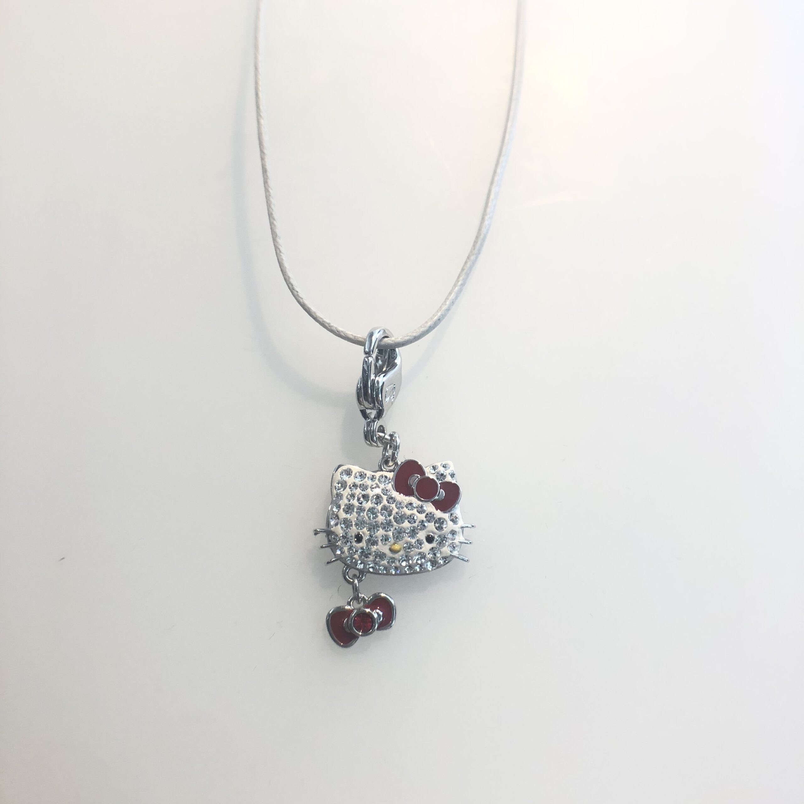 Collana Charm Hello Kitty Red Bow Swarovski con cordoncino