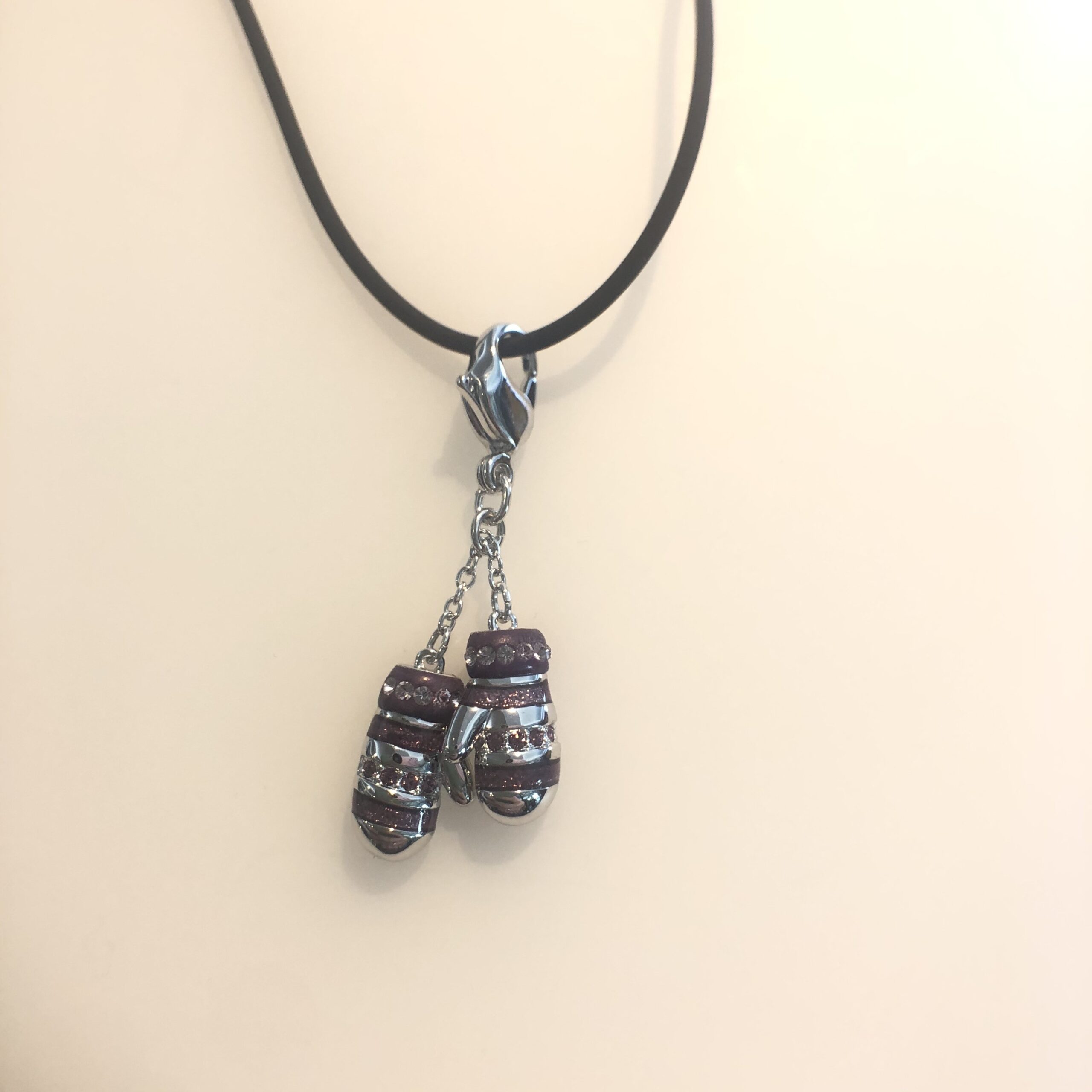 Collana Charm Guanti Swarovski con cordoncino